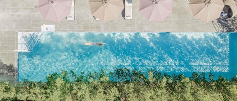 Piscina externa, espreguiçadeiras