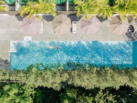 Una piscina al aire libre, tumbonas