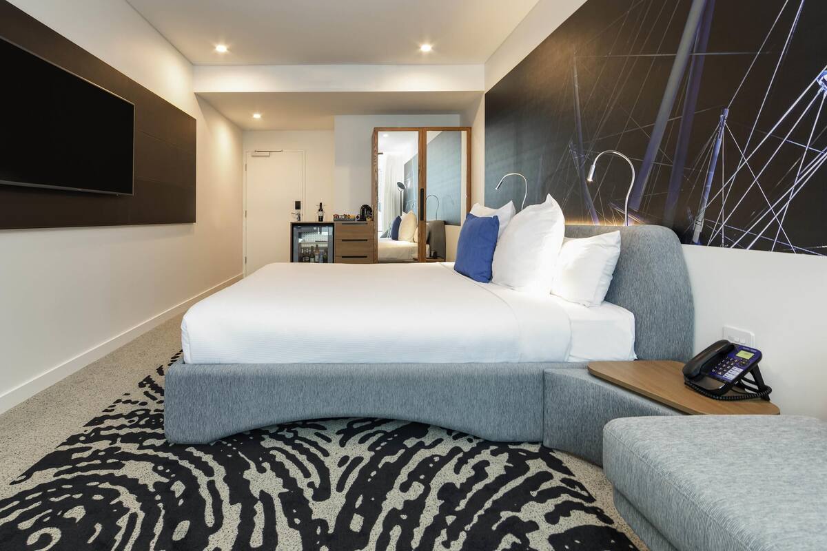 Habitación estándar, 1 cama de matrimonio grande, en esquina ('N' Room) | Ropa de cama hipoalergénica, minibar, caja fuerte y escritorio