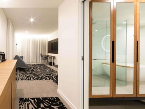 Executive-suite - 1 kingsize-seng med sovesofa | Allergivenligt sengetøj, minibar, pengeskab på værelset, skrivebord