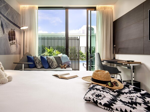 Chambre, 1 très grand lit, accès à la piscine | 1 chambre, literie hypoallergénique, minibar, coffre-fort