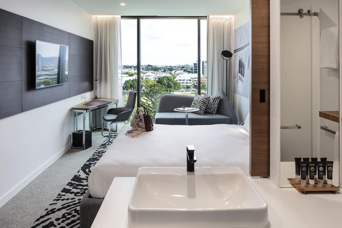 Premier Room, 1 King Bed ('N' Room) | Hypo-allergenic bedding, minibar, in-room safe, desk