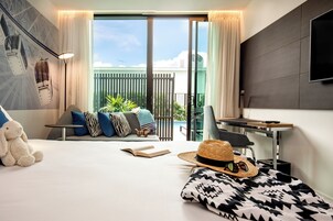 Habitación Premier, 1 cama de matrimonio grande, acceso a la piscina | Ropa de cama hipoalergénica, minibar, caja fuerte y escritorio