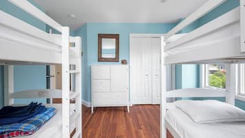 3 habitaciones, tabla de planchar con plancha y cuna de viaje