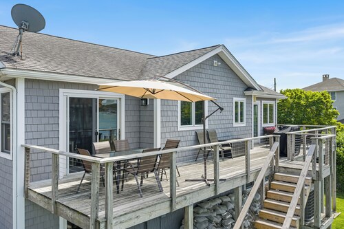 Coastal New England Waterfront Home, Harkness Park, Casinos 