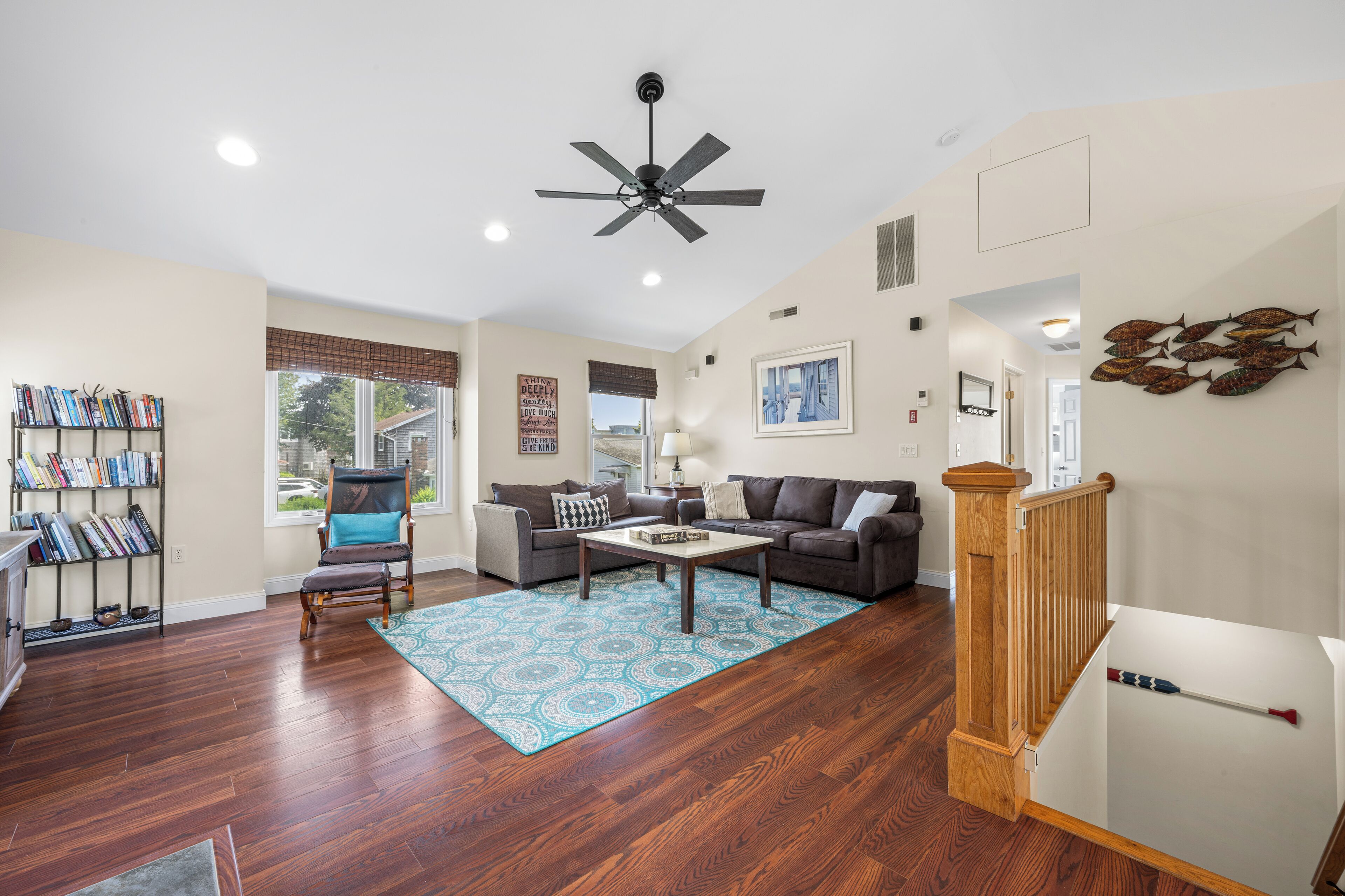 Een smart-tv, een open haard, een dvd-speler en boeken