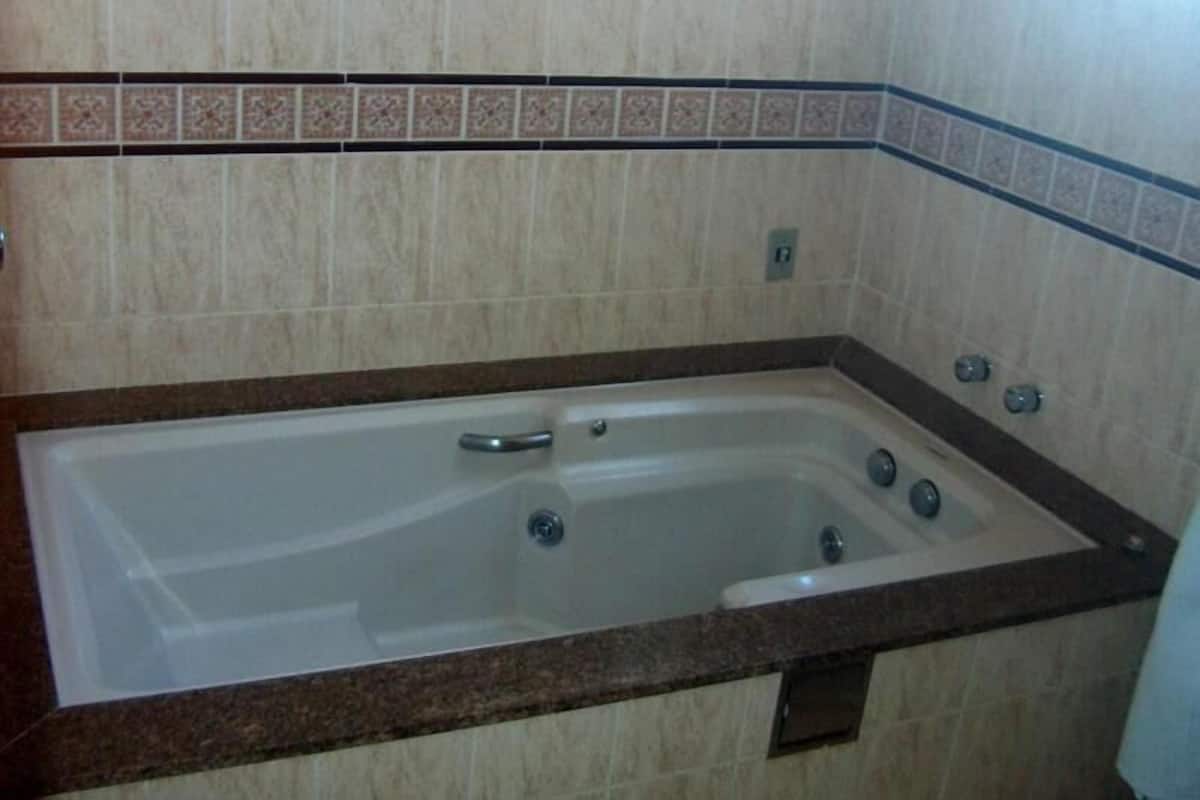 shower, free toiletries, towels