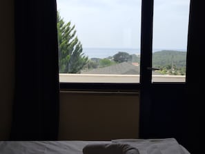 Quarto família, vista para o mar | Escrivaninha, Wi-Fi de cortesia, roupa de cama