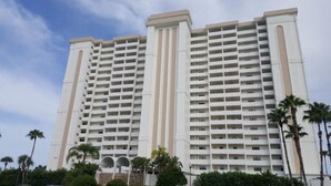Un hôtel de grande hauteur, avec de nombreux étages, de grandes fenêtres et une architecture moderne.