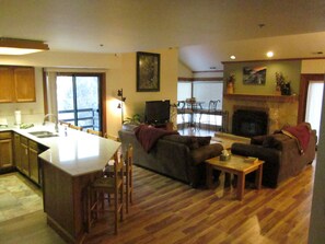 TV, caminetto, lettore DVD, libri