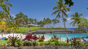 Beach nearby, sun loungers, beach towels