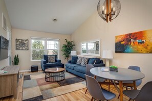 Smart TV, fireplace, books, music library