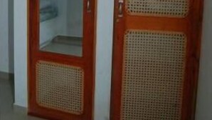 A wooden door with a woven panel design. - Githmini Beach Guest House & Toures (Hikkaduwa)