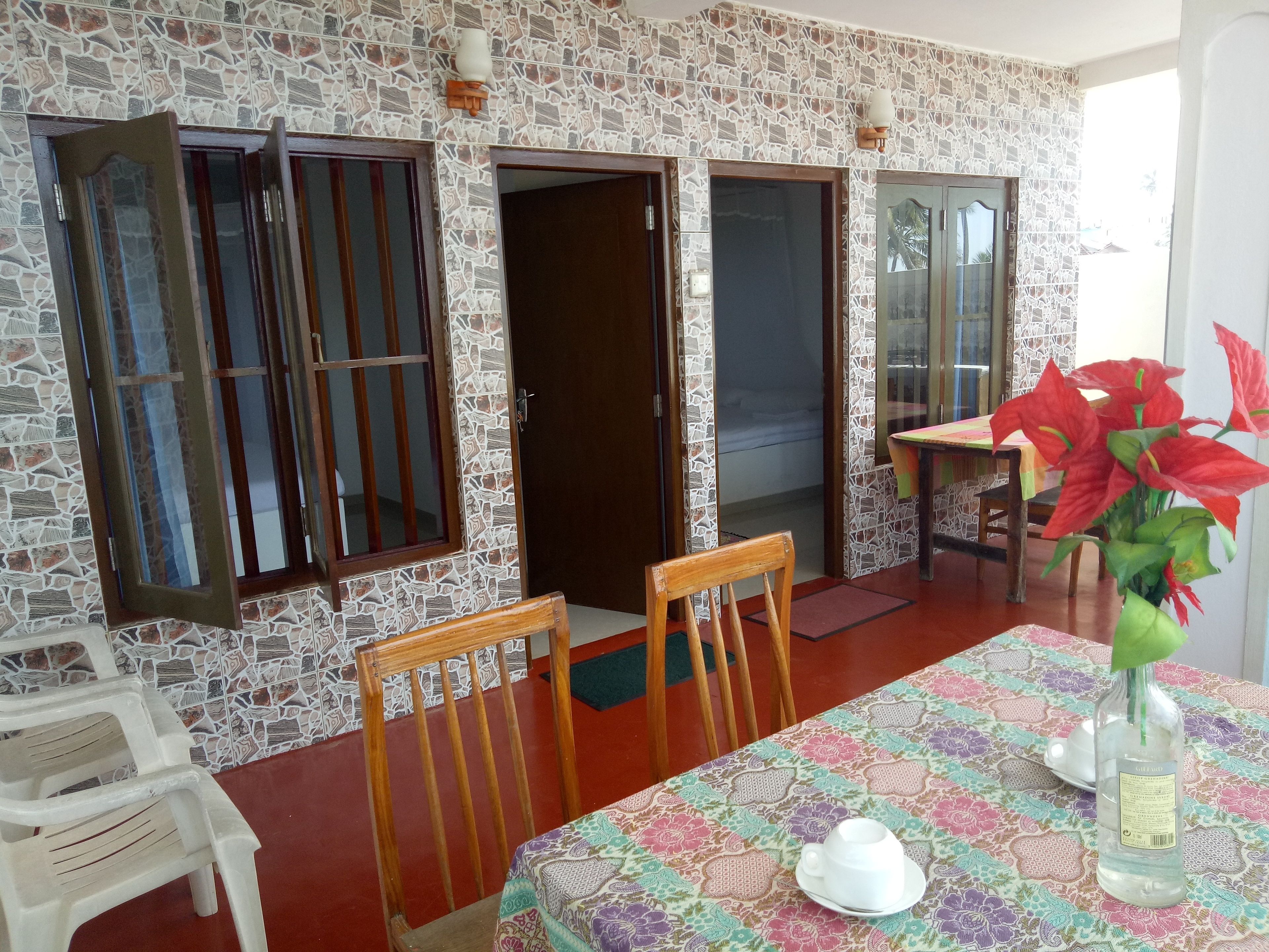 Desayuno continental diario (USD 6 por persona)