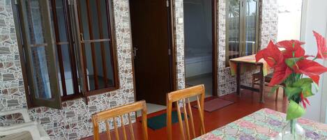 Se ofrece un desayuno continental (6 USD por persona)