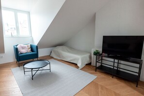 Luksuskattohuoneisto, 1 keskisuuri parisänky ja vuodesohva, kaupunkinäköala, executive-taso | Oleskelualue | 36–tuumainen televisio, jossa kaapelikanavat