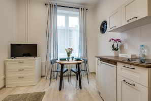Decoración personalizada, muebles diferentes y cortinas blackout 