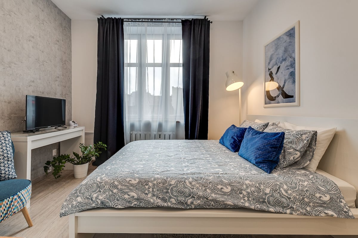 Studiosuite – comfort, 1 queensize-seng, privat bad | Oppholdsområde | Flatskjerm-TV