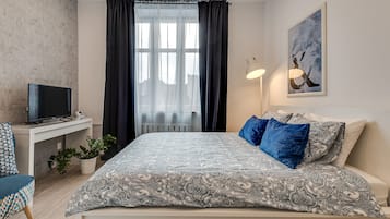 Suite estudio Confort, 1 cama de matrimonio, baño privado | Zona de estar | Una televisión de pantalla plana