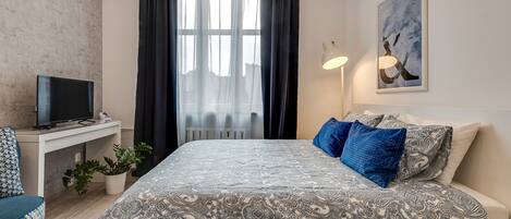 Suite estudio Confort, 1 cama de matrimonio, baño privado | Zona de estar | Una televisión de pantalla plana