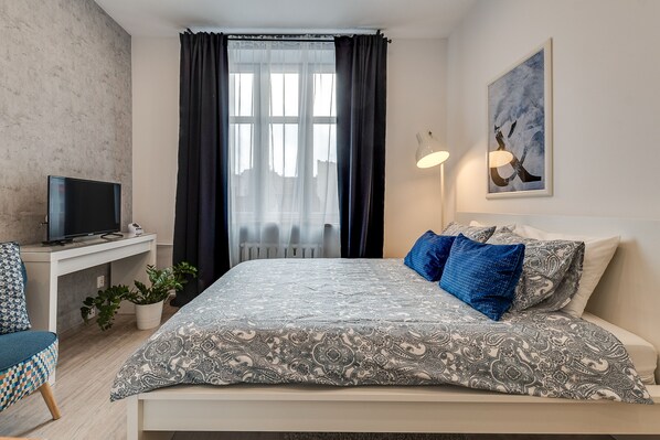 Studiosuite – comfort, 1 queensize-seng, privat bad | Oppholdsområde | Flatskjerm-TV