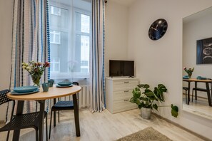 Decoración personalizada, muebles diferentes y cortinas blackout 