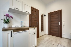 Fridge, microwave, stovetop, electric kettle - Kato Apartamenty Centrum (Katowice)