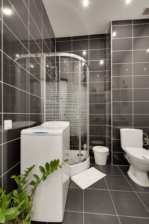 Leilighet – premium, 1 soverom, privat bad | Bad | Dusj, toalettartikler (inkludert), hårføner og håndklær