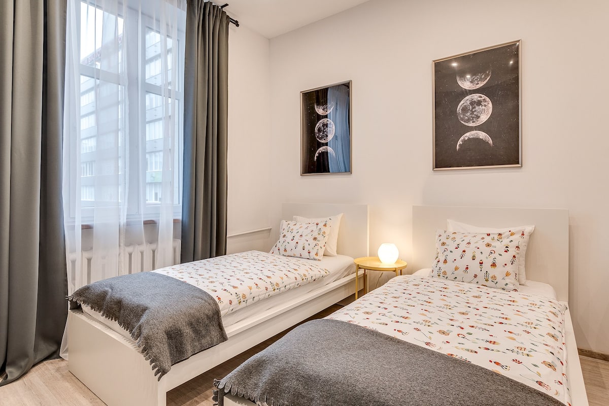 Studiosuite – comfort, 2 enkeltsenger, privat bad | Blendingsgardiner, strykejern/-brett og wi-fi (inkludert)