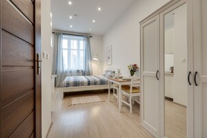 Comfort Studio Suite, 1 Queen Bed, Private Bathroom | Individually decorated, individually furnished, blackout drapes