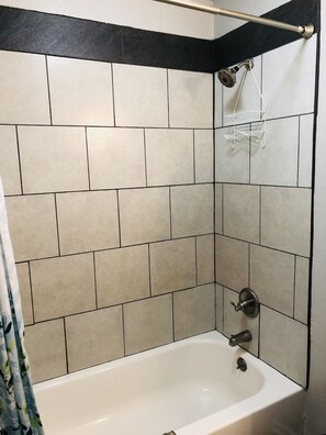 Ensemble douche/baignoire, sèche-cheveux, serviettes fournies, savon