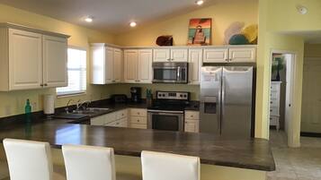 Geladeira, micro-ondas, fogão, cooktop