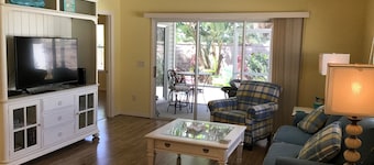 Villa 3/2 bellamente decorada con barbacoa y mascotas e incluye WiFi GRATIS.