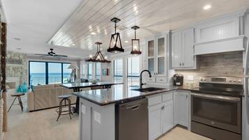 Frigorifero, microonde, forno, piano cottura