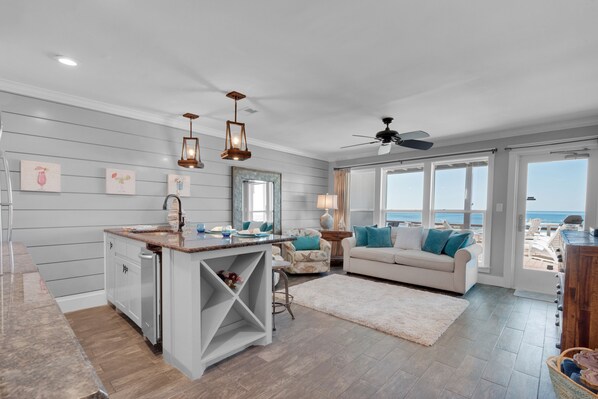 Smart TV, DVD player, books - Private Beachfront Home, Swimming Pool, Kayak, Paddle Boards & Free Chair Set Up (Destin)