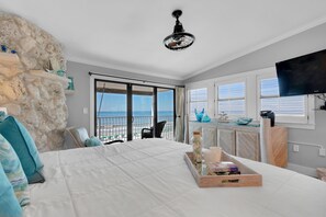 4 bedrooms, memory foam beds, desk, iron/ironing board - Private Beachfront Home, Swimming Pool, Kayak, Paddle Boards & Free Chair Set Up (Destin)