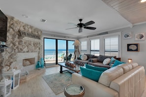 Smart TV, DVD player, books - Private Beachfront Home, Swimming Pool, Kayak, Paddle Boards & Free Chair Set Up (Destin)