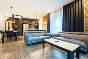 Appartement 2 chambres + lits superposés G101  | Living area | 45-inch flat-screen TV with cable channels, TV