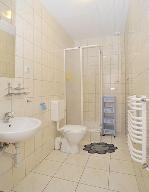 Shower, towels - Osrodek Kolonijno Wczasowy Skaut (Ustka)