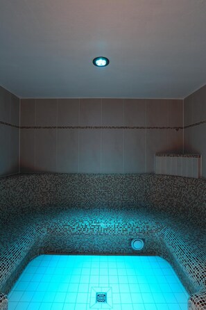 A room with a tiled floor and a ceiling light. - Hotel Feldmeier (Oberammergau)