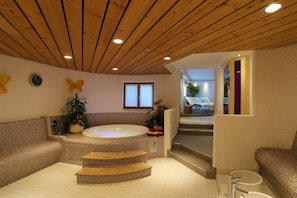 Sauna, hot tub, steam room