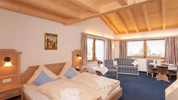 Sengetøy av topp kvalitet, minibar og safe på rommet