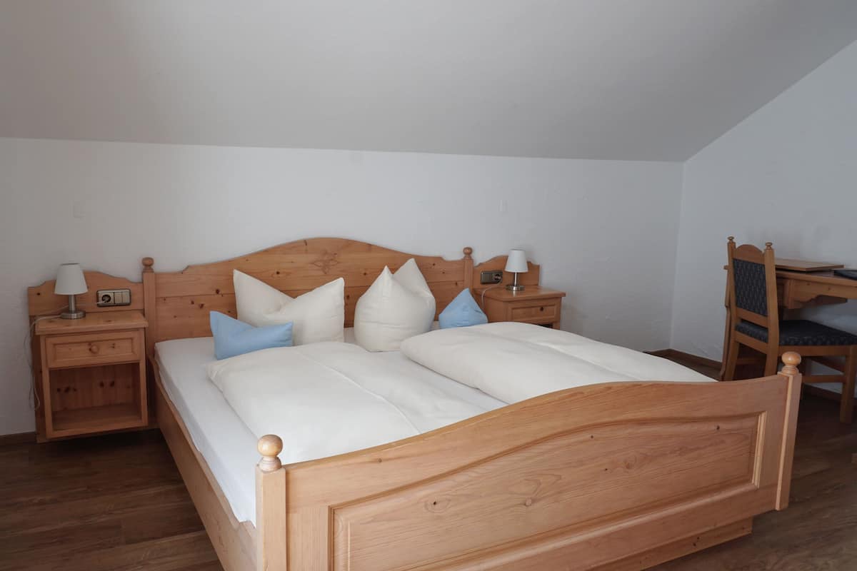 Junior kamer | Luxe beddengoed, een minibar, een kluis op de kamer, een laptopwerkplek