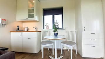 Panoramic-FerienhĂŒtte, 1 Queen-Bett, Kochnische, Seeblick | Essbereich im Zimmer