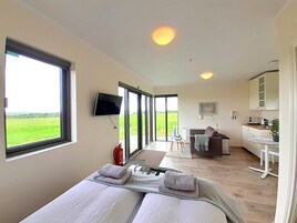 全景小屋, 1 张大床, 简易厨房, 湖景 | 起居区 | 平板电视