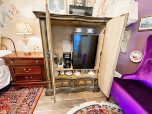 Micro-ondas, cafeteira/chaleira, talheres/pratos/utensílios de cozinha