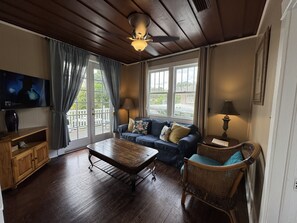 Tabla de planchar con plancha, wifi gratis y ropa de cama 