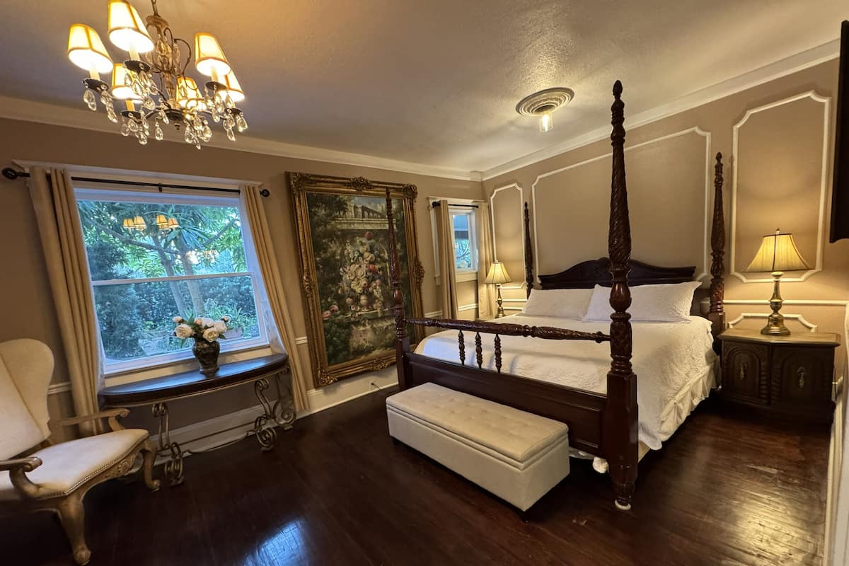 Tabla de planchar con plancha, wifi gratis y ropa de cama