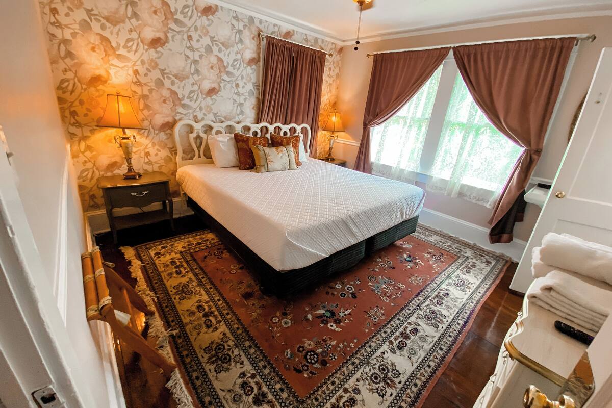 Iron/ironing board, WiFi (free), bed sheets