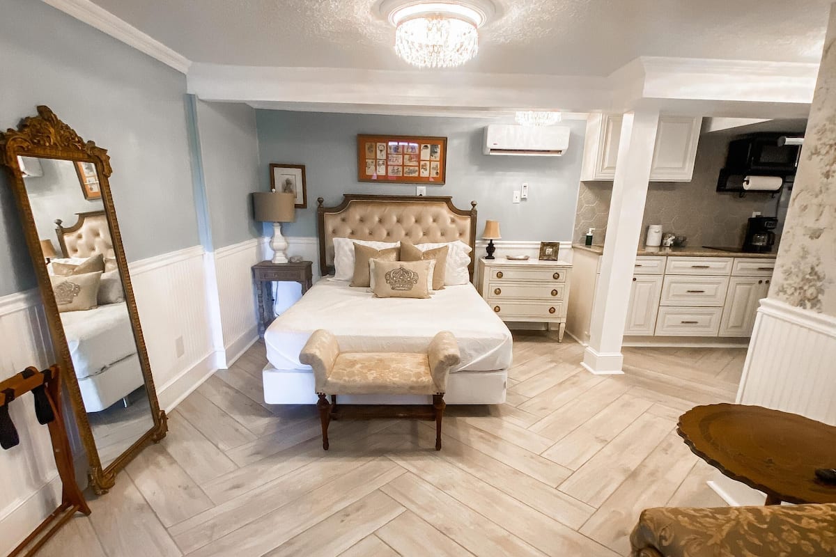 Tabla de planchar con plancha, wifi gratis y ropa de cama